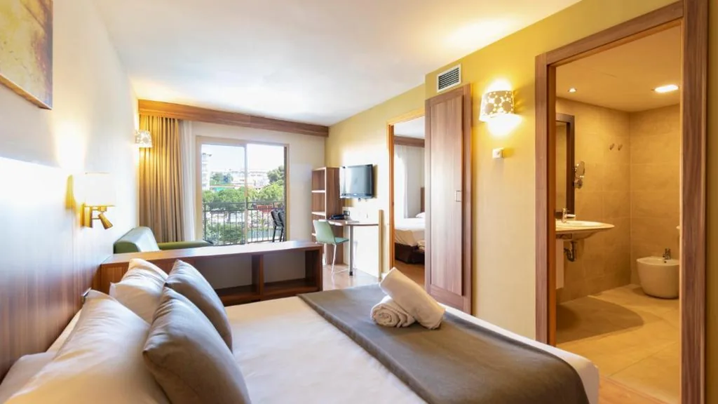 Suite familiare con vista sulla piscina (2 adulti) — Golden Avenida Family Suites 4 Sup