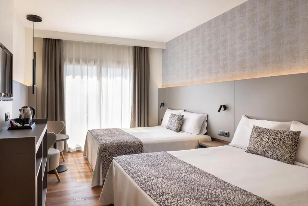 Vierbettzimmer (2 Erwachsene + 2 Kinder) — Golden Bahía de Tossa & Spa 4* Sup.