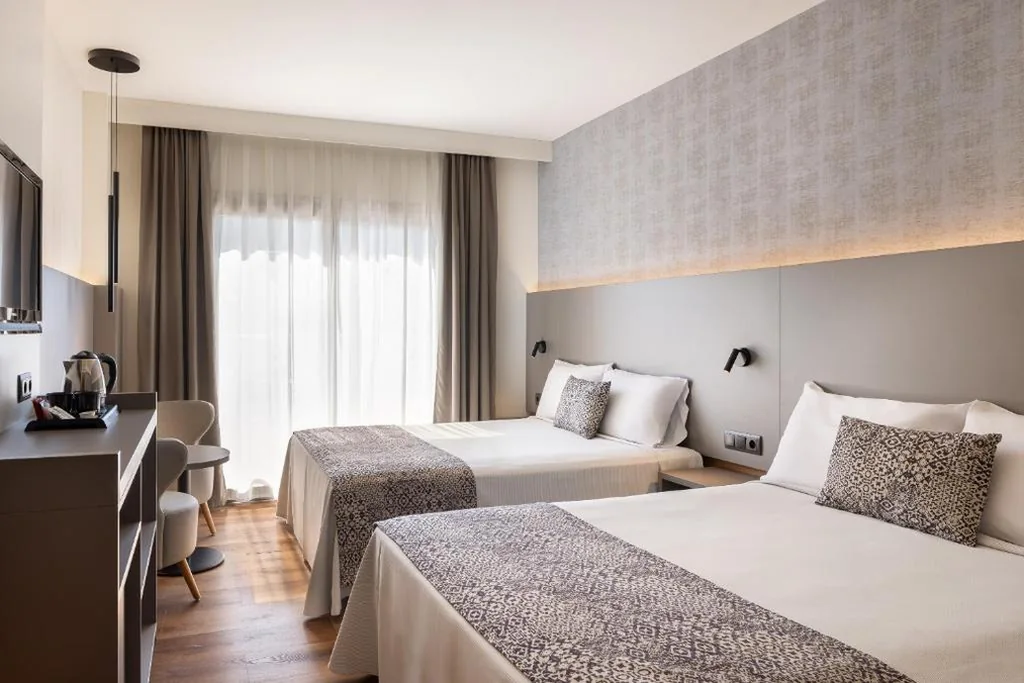 Vierbettzimmer (3 Erwachsene + 1 Kind) — Golden Bahía de Tossa & Spa 4* Sup.