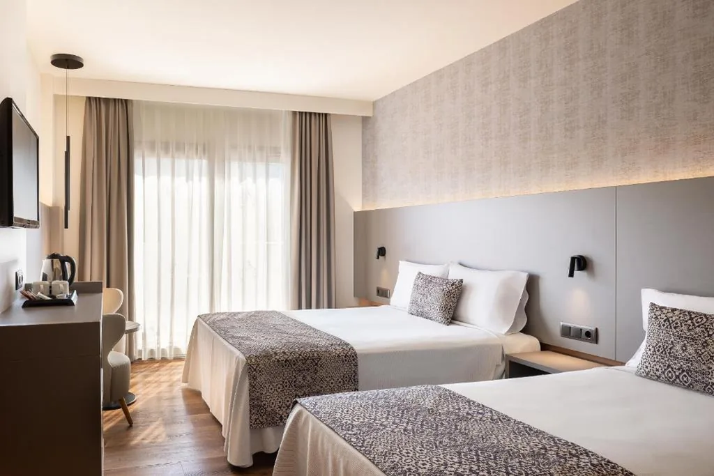 Dreibettzimmer (2 Erwachsene + 1 Kind) — Golden Bahía de Tossa & Spa 4* Sup.
