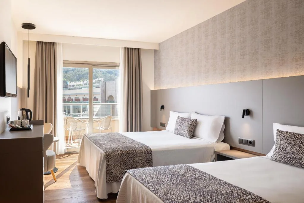 Dreibettzimmer mit Poolblick (2 Erwachsene + 1 Kind) — Golden Bahía de Tossa & Spa 4* Sup.