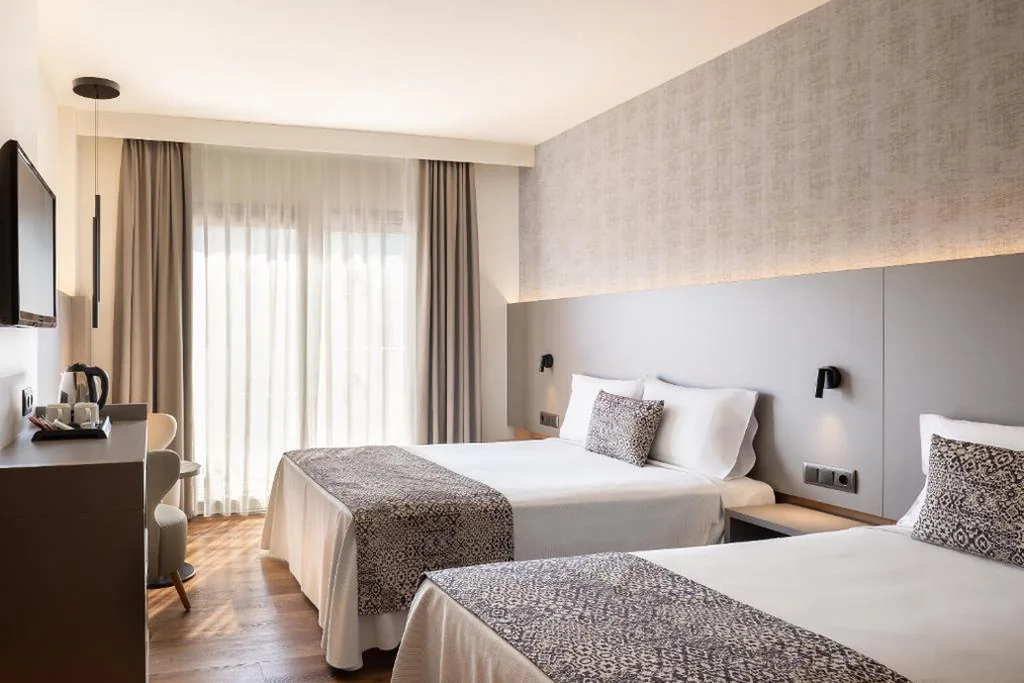 Dreibettzimmer — Golden Bahía de Tossa & Spa 4* Sup.