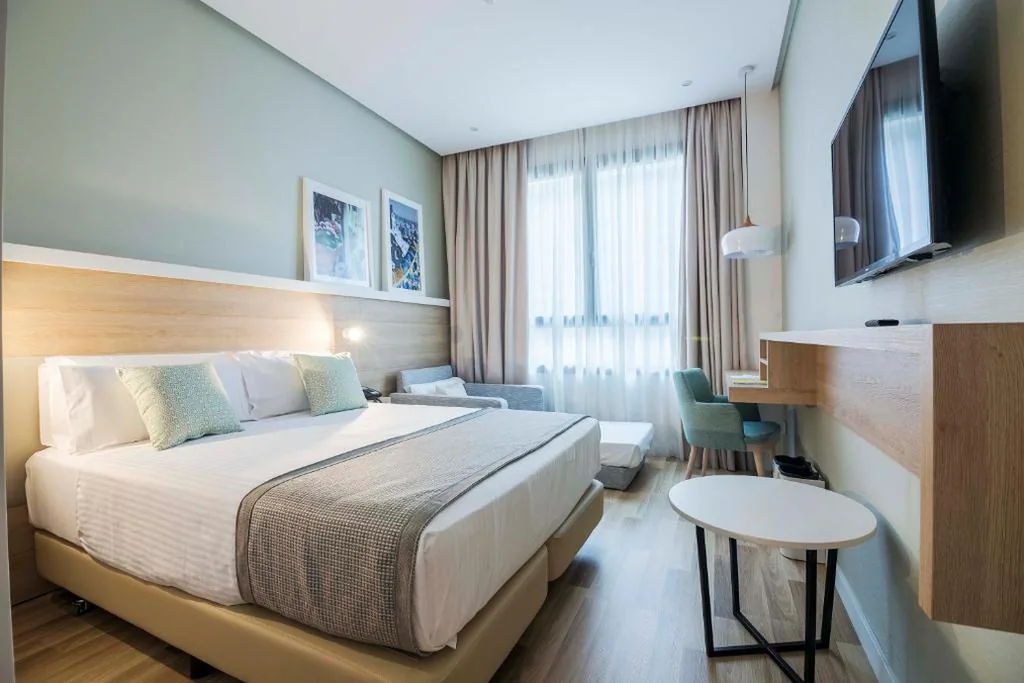 三人间（2位成人＋1名儿童） — Golden Hotel Barcelona