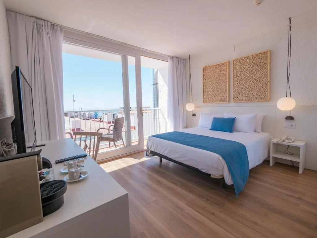 Habitación Doble Premium con vistas parciales al mar — Golden Mar Menuda