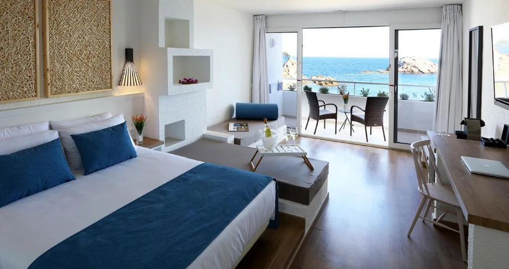 Habitación Triple Premium con vistas al mar (2 adultos + 1 niño) — Golden Mar Menuda