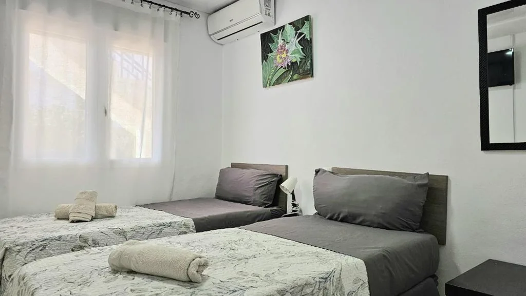 Doppelzimmer mit 2 Betten — GOLDEN TOWER pensión Auto Check-in
