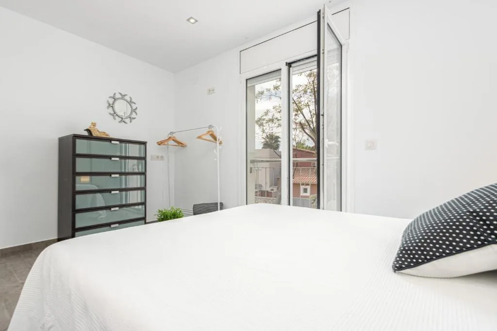 Goldhome - New house with private heated pool, parking, wifi, games room