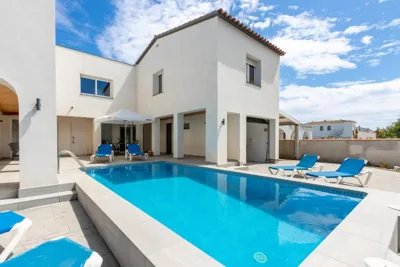 Goldhome - New house with private heated pool, parking, wifi, games room — photo 8