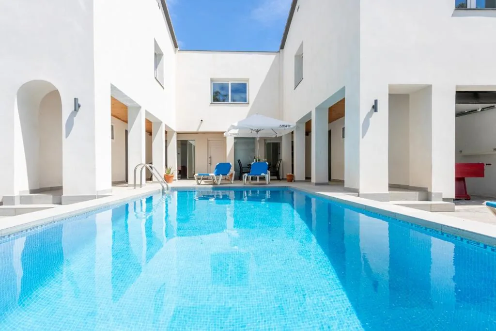 Villa — Goldhome - New house with private heated pool, parking, wifi, games room