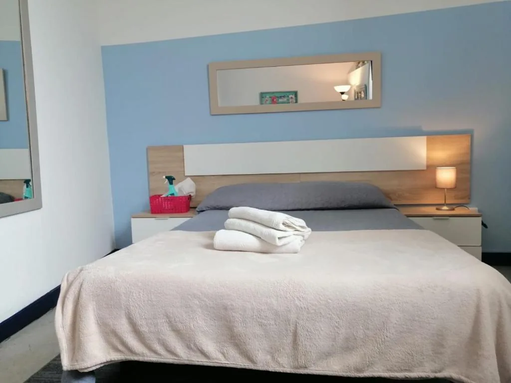 Habitación Doble Estándar con baño compartido — Good morning RH Santander - Hostel