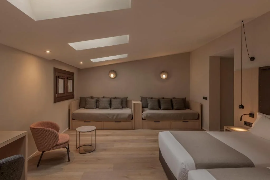 Habitación Familiar Superior — Gran Hotel Barcino 4 Sup