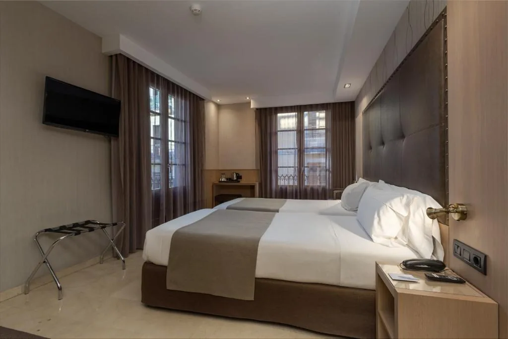 Habitación Triple — Gran Hotel Barcino 4 Sup