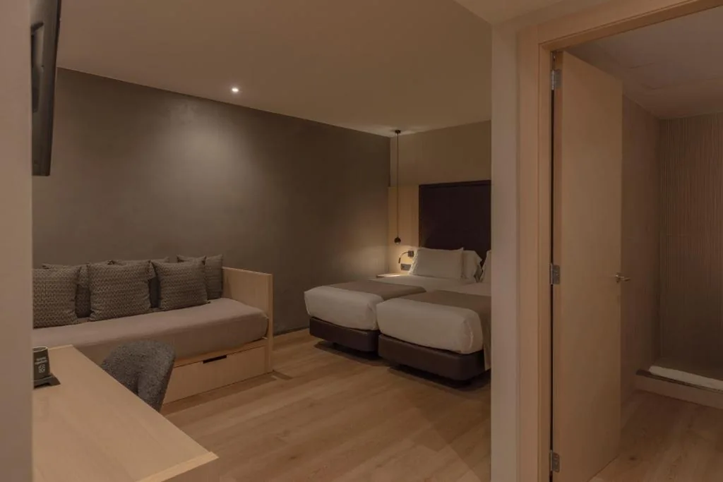 Habitación Triple Superior — Gran Hotel Barcino 4 Sup