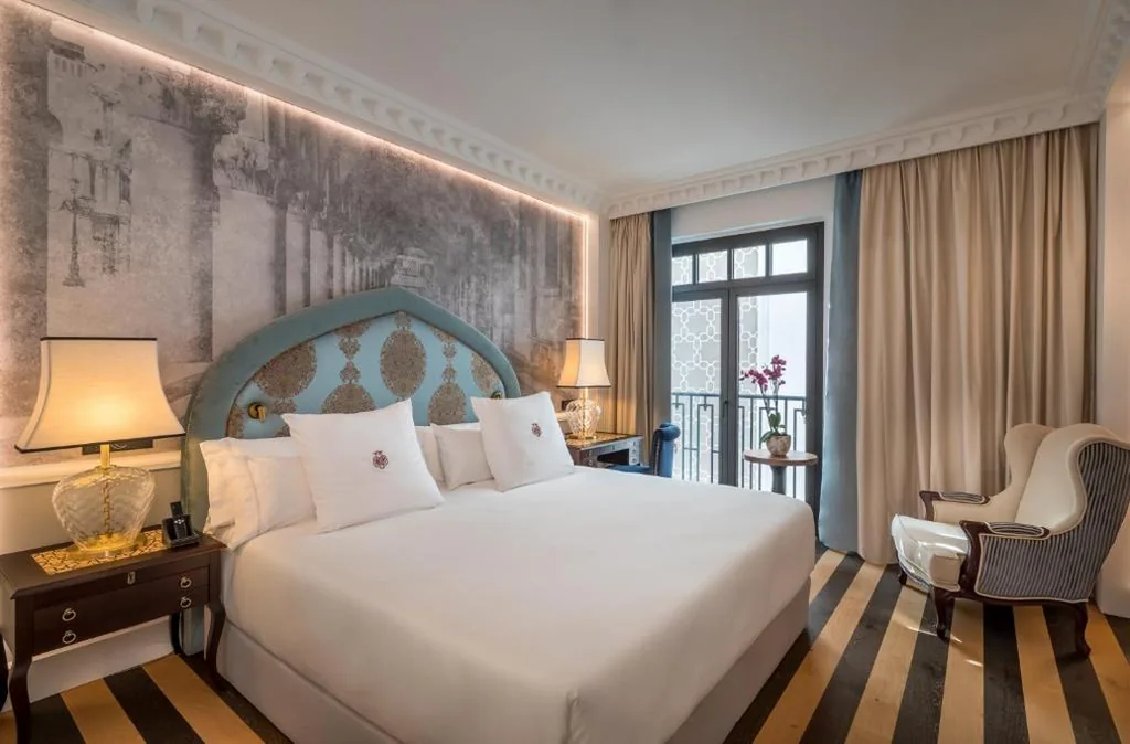 Deluxe Grand Patio — Gran Hotel Claridge Granada - Preferred Hotels & Resorts