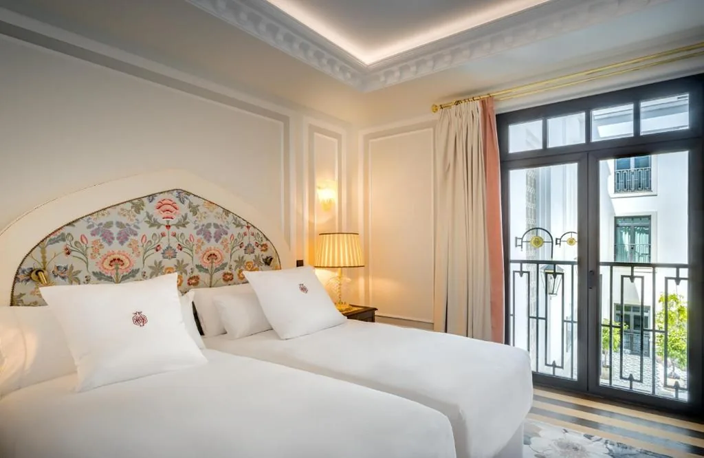 Junior Suite Gran Patio — Gran Hotel Claridge Granada - Preferred Hotels & Resorts