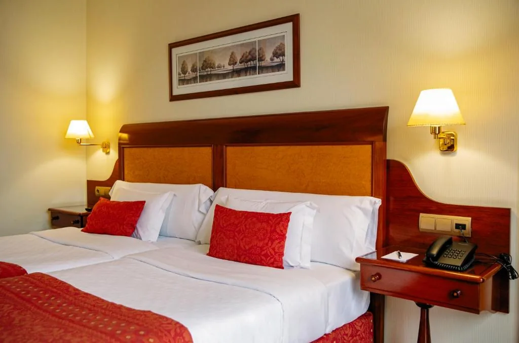 Quarto Duplo (2 adultos + 1 criança) - 1 ou 2 camas — Gran Hotel de Ferrol