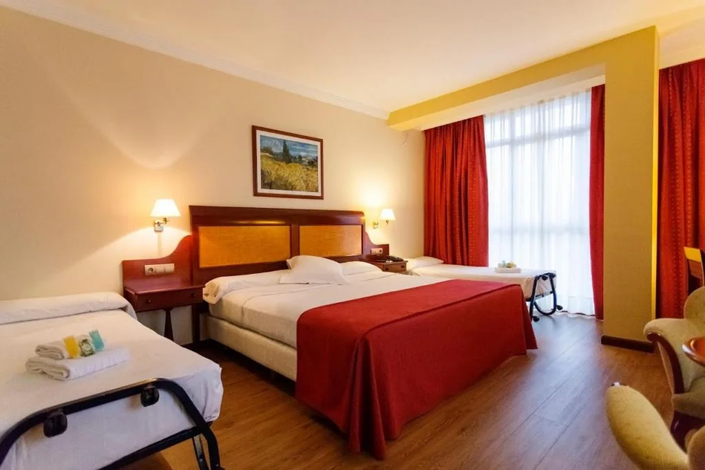 Quarto Familiar (2 adultos e 2 crianças) — Gran Hotel de Ferrol