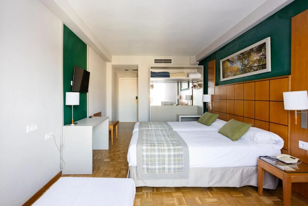 Camera Familiare (2 adulti + 1 bambino) — Gran Hotel de Jaca