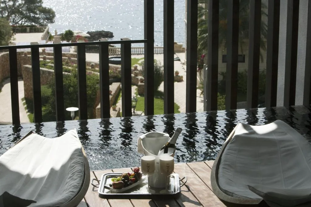Deluxe-Doppelzimmer mit Terrasse und Pool — Gran Hotel Maricel by Hospes, a Member of Design Hotels