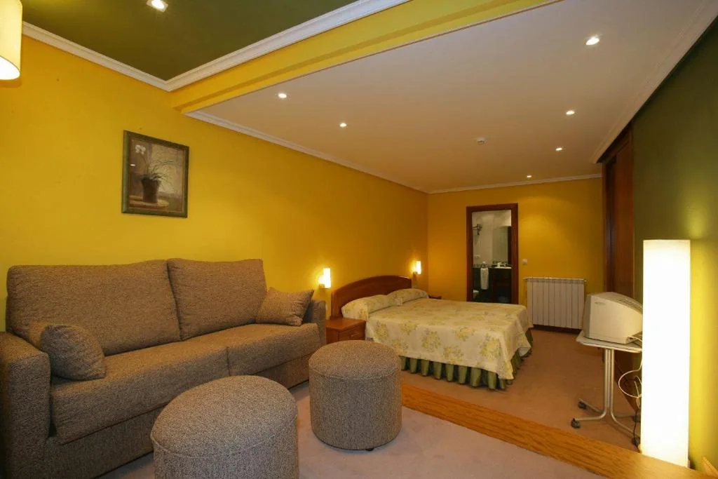 Doppelzimmer mit Zustellbett — Gran Hotel Rural Cela