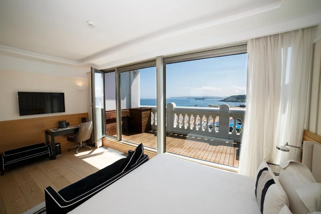 Habitación con vistas al mar y terraza - 1 cama grande — Gran Hotel Sardinero