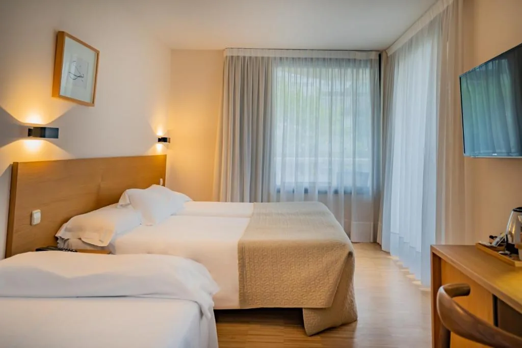 Habitación Doble con cama supletoria doble y terraza (3 adultos) - 1 o 2 camas — Gran Hotel Victoria