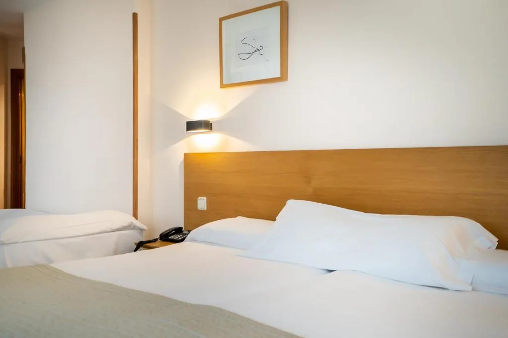 Habitación Doble con cama supletoria y terraza (2 adultos + 1 niño) — Gran Hotel Victoria