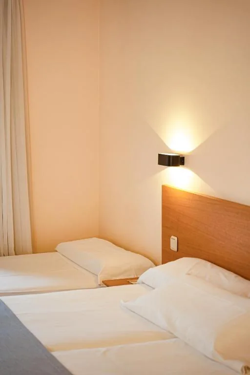Habitación Familiar Estándar — Gran Hotel Victoria