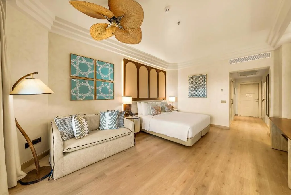 Kamer met extra groot bed - aangepast voor gasten met beperkte mobiliteit — Gran Marbella Resort & Beach Club