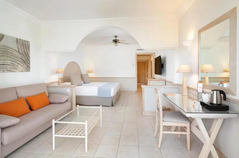 Camera Superior Deluxe (2 adulti + 1 bambino) — Gran Tagoro Family & Fun Playa Blanca