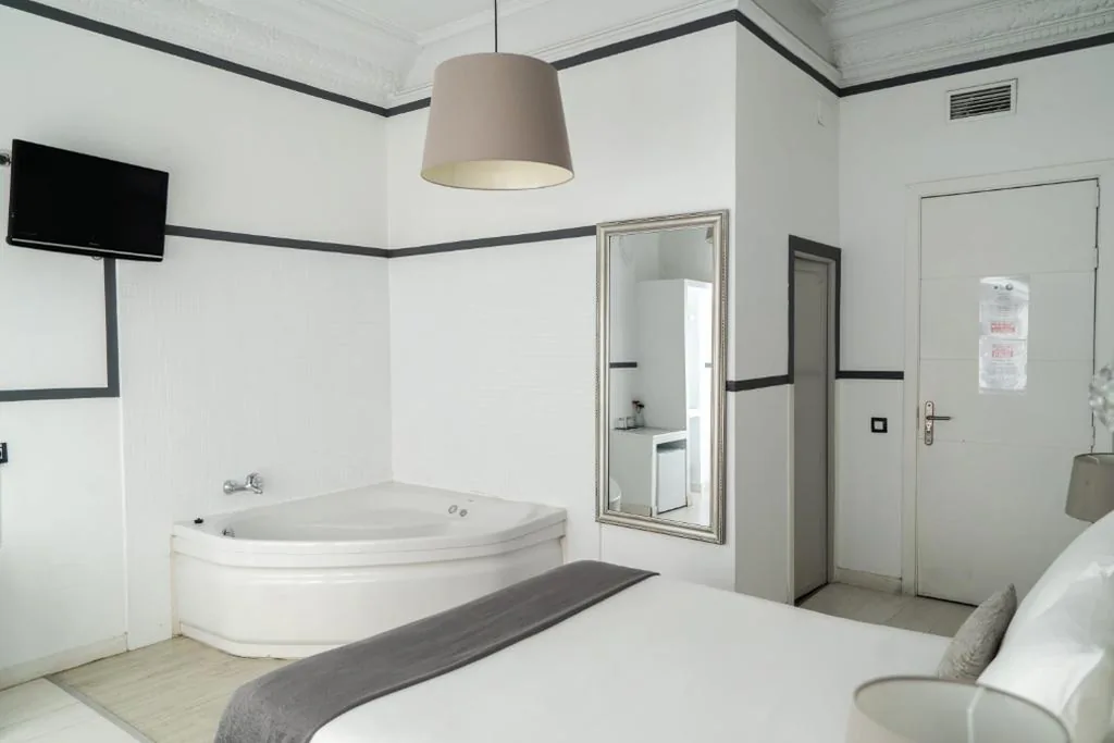 Habitación Doble con bañera de hidromasaje — Gran Via 63 Rooms