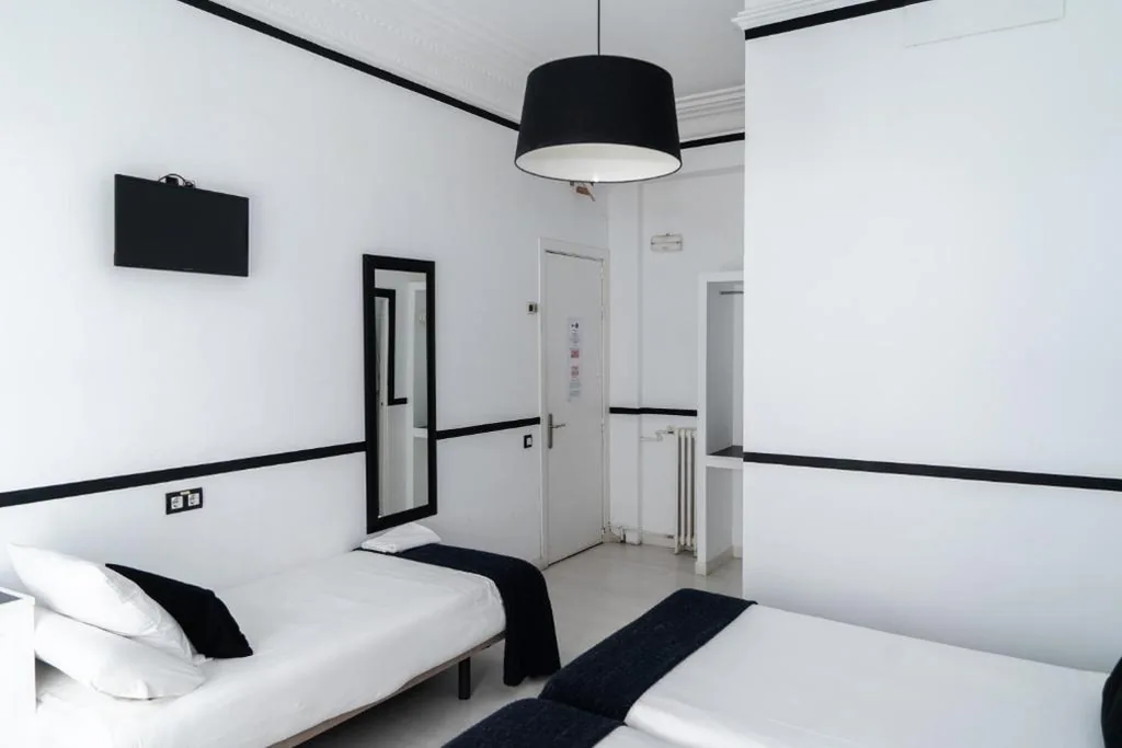 Habitación Doble con cama supletoria — Gran Via 63 Rooms