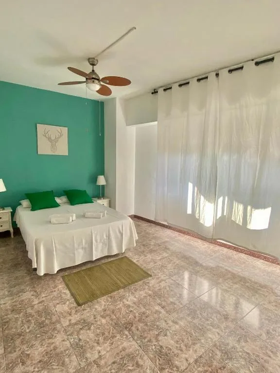 Habitación Doble con baño privado — GRAN VIA GuestHouse