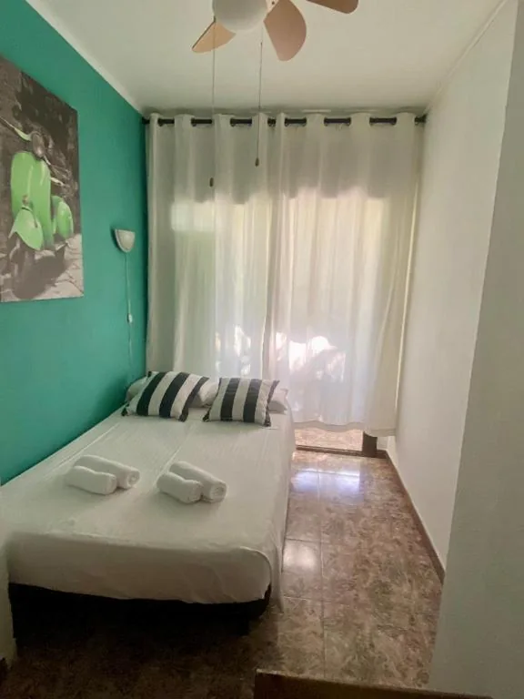 Habitación Doble Económica — GRAN VIA GuestHouse