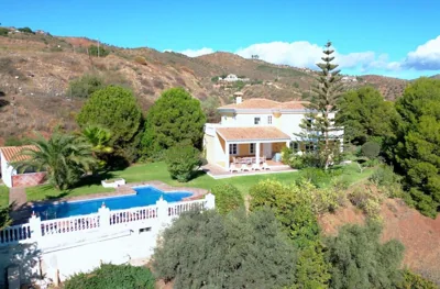 Gran villa con vistas al mar y piscina privada — Foto 4