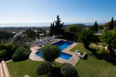 Gran villa con vistas al mar y piscina privada — Foto 9