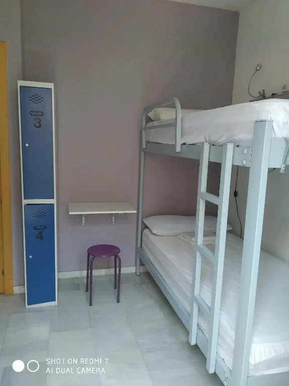 Bed in gedeelde gemengde slaapzaal met 4 bedden — Granada Old Town Hostel
