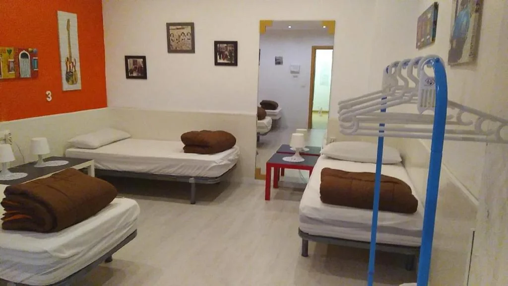 Eenpersoonsbed in gedeelde slaapzaal met 6 bedden — Granada Old Town Hostel