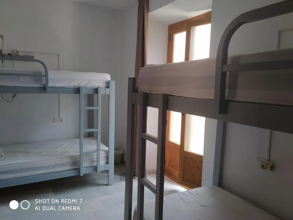 Budgetvierpersoonskamer met gedeelde badkamer — Granada Old Town Hostel