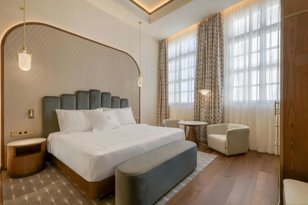Chambre avec très grand lit double et vue sur la ville — Grand Hotel Centenari, Valencia, Autograph Collection