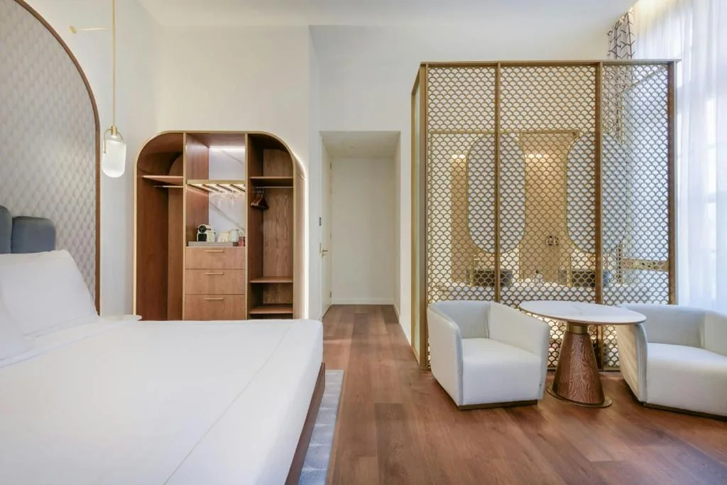 Chambre Double d’Angle avec vue sur la ville - Très grand lit double — Grand Hotel Centenari, Valencia, Autograph Collection