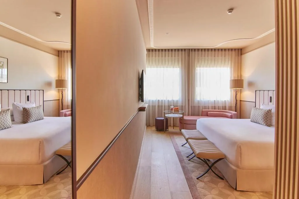 Camera Deluxe con letto matrimoniale extra-large — Grand Hotel Central, Small Luxury Hotels