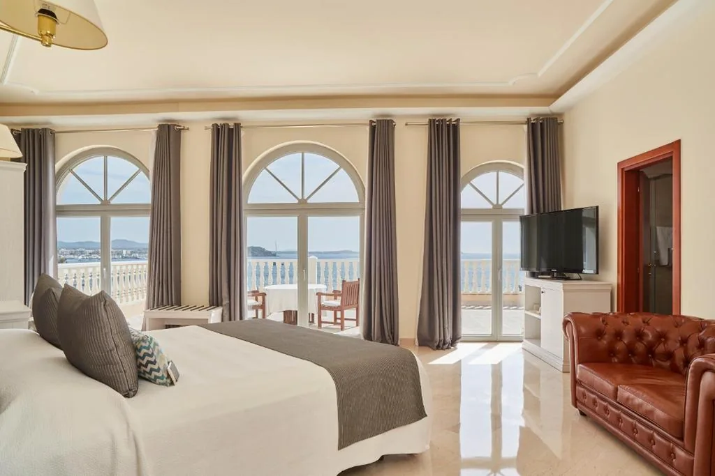 Chambre double Deluxe avec balcon et vue sur la mer — Grand Hotel Palladium Santa Eulalia del Rio