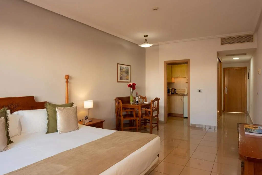 Tweepersoonskamer met terras — Grand Muthu Golf Plaza Hotel & Spa