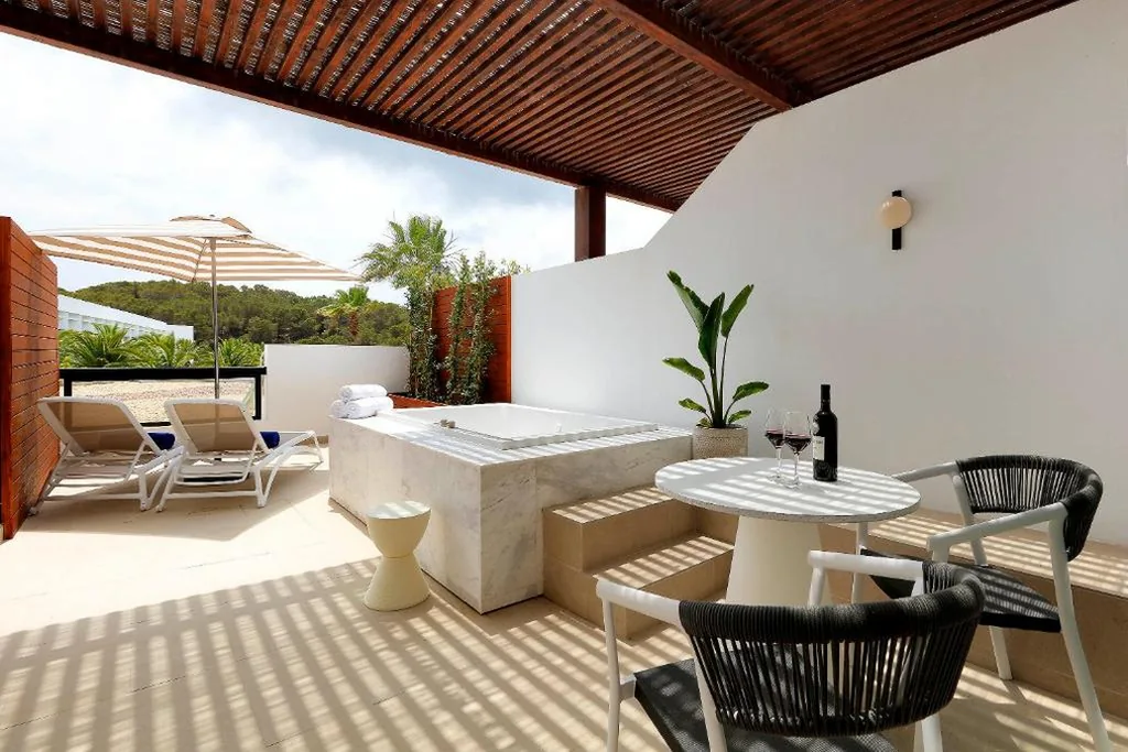 带按摩浴缸和露台的Junior Suite — Grand Palladium Select Palace Ibiza - All Inclusive