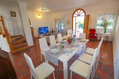 Great villa, Sea views, 20 secs walk to the beach, BBQ, 9 people, 5 mins car from Alicante city center, sailing club 3 mins walk — foto 5