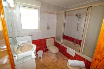 Great villa, Sea views, 20 secs walk to the beach, BBQ, 9 people, 5 mins car from Alicante city center, sailing club 3 mins walk — foto 8
