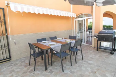 Great villa, Sea views, 20 secs walk to the beach, BBQ, 9 people, 5 mins car from Alicante city center, sailing club 3 mins walk — foto 11