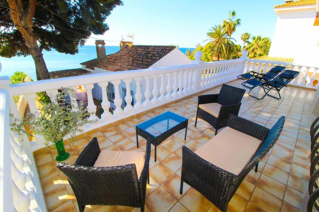 Villa de 3 dormitorios — Great villa, Sea views, 20 secs walk to the beach, BBQ, 9 people, 5 mins car from Alicante city center, sailing club 3 mins walk