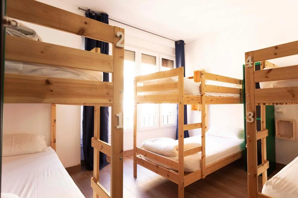 Cama em dormitório misto com 6 camas — Green Hostel Oviedo